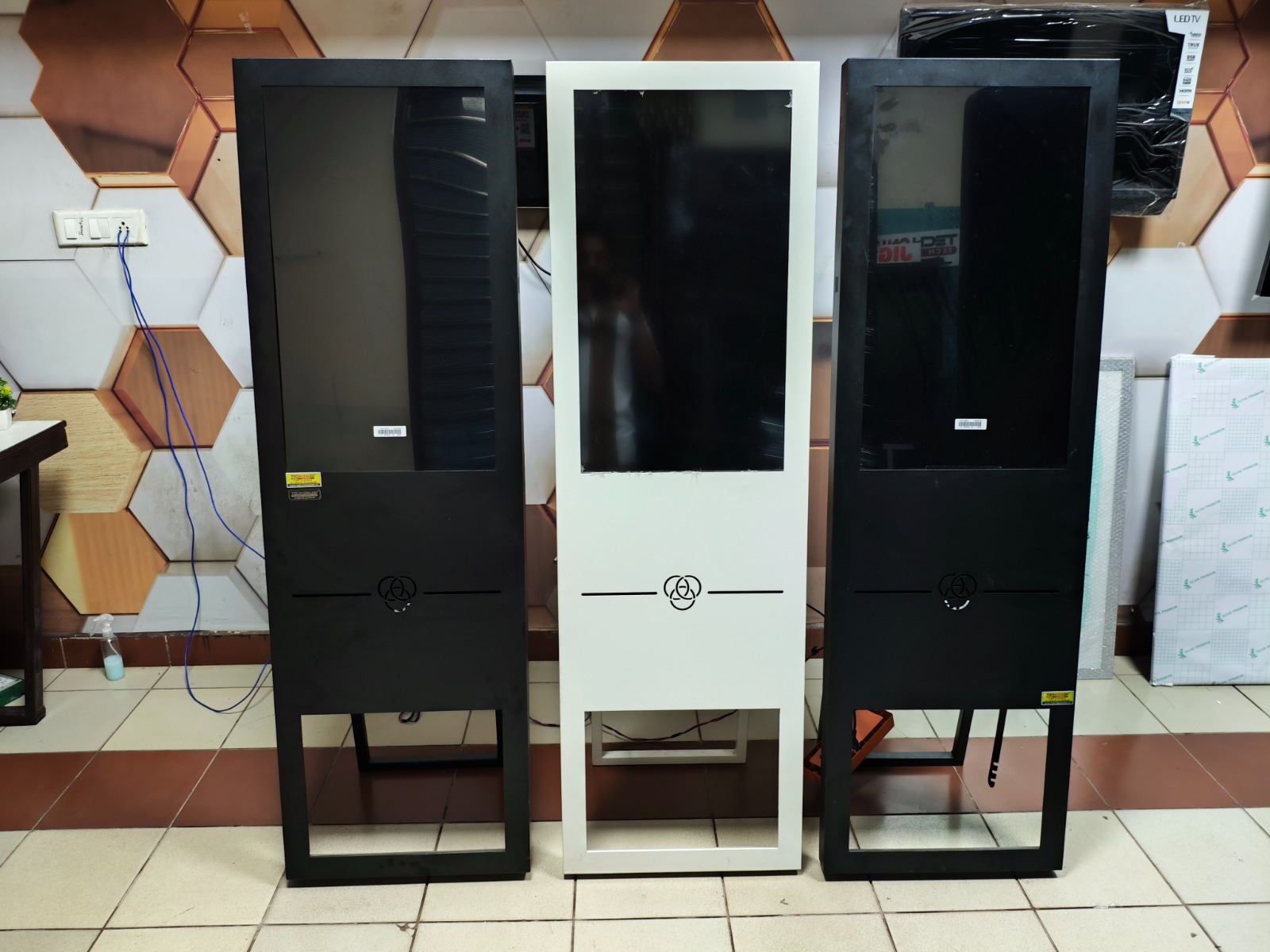 A-Type Black Standee 32'' – Sleek LED Display